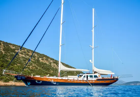 Yacht Papa Joe side view