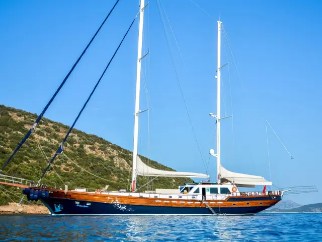 Yacht Papa Joe side view