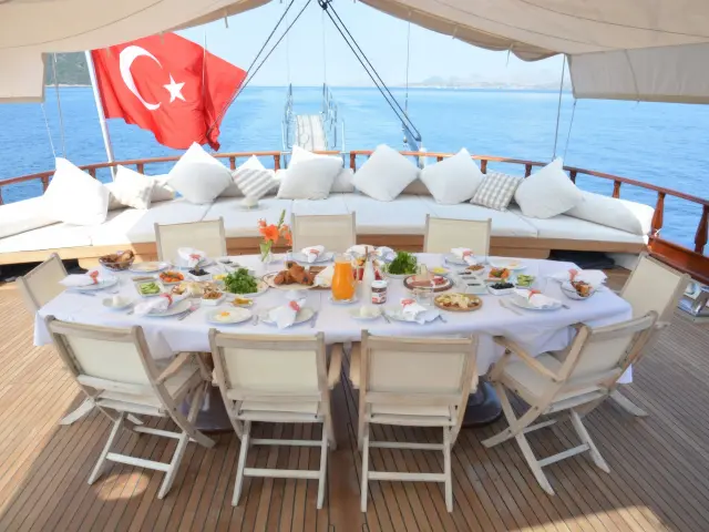 Yacht Papa Joe dining table