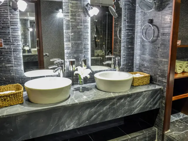 Yacht Papa Joe cabin bathroom