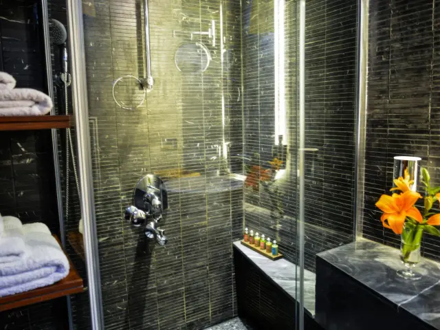 Yacht Papa Joe cabin bathroom