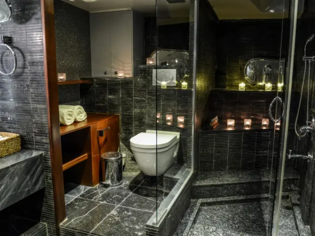 Yacht Papa Joe cabin bathroom