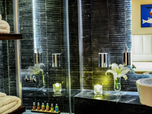 Yacht Papa Joe cabin bathroom