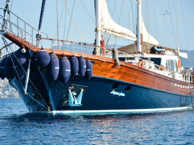 Yacht Papa Joe front view