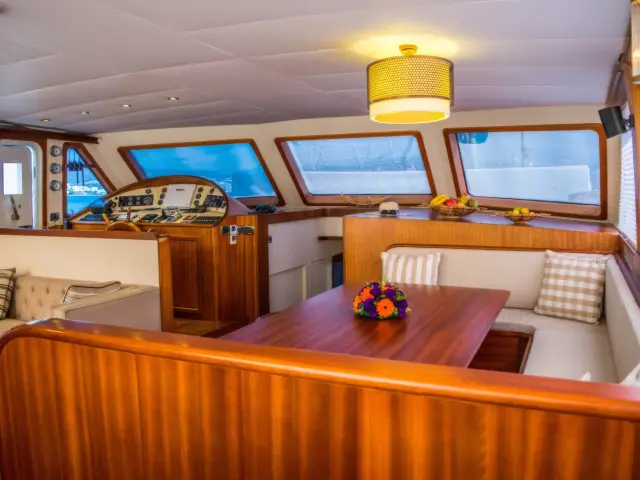 Yacht Papa Joe saloon