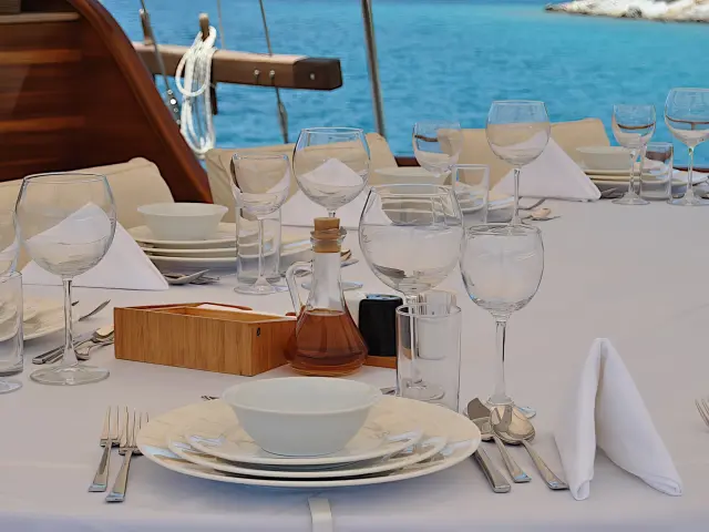 Yacht Caner IV dining table