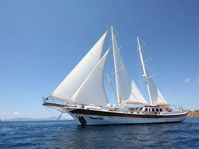Yacht Caner IV sailing