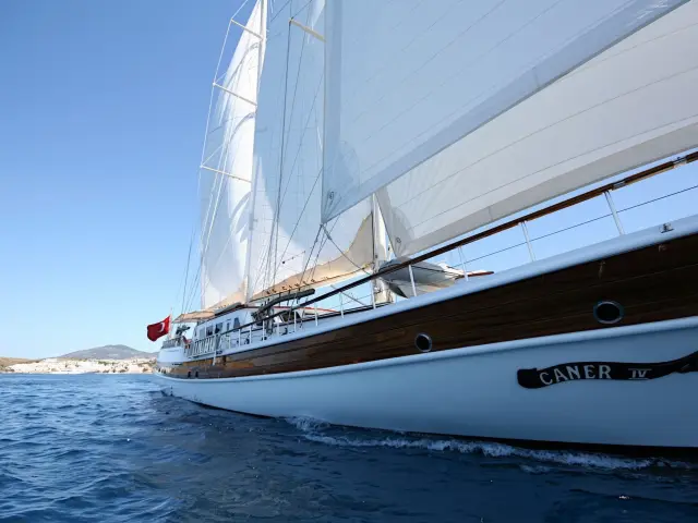 Yacht Caner IV sailing