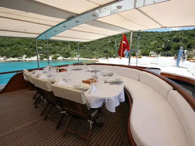 Yacht Caner IV dining table