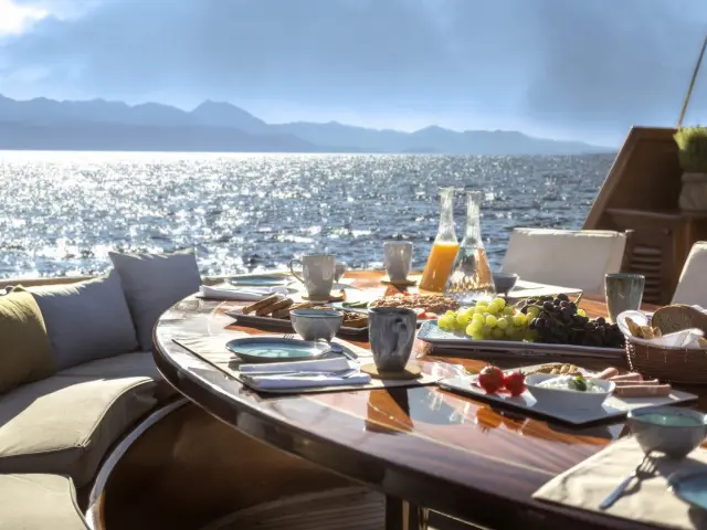 Yacht Entre Cielos dining table