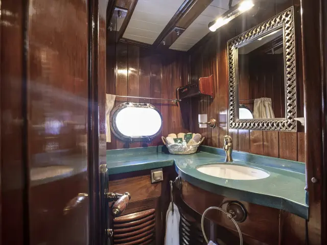 Yacht Entre Cielos cabin bathroom