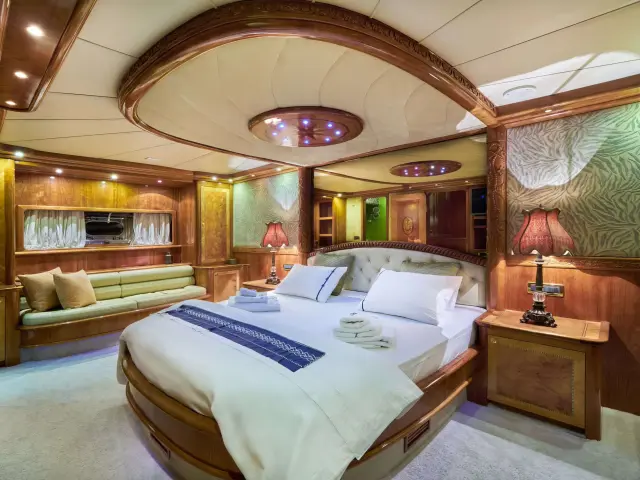 Yacht Lotus cabin