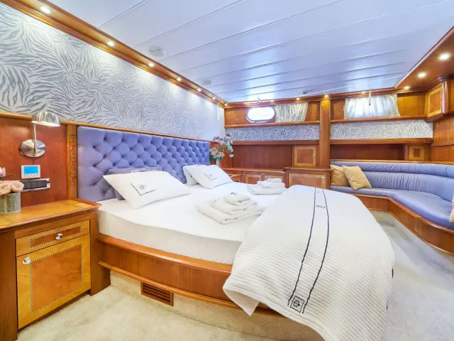 Yacht Lotus cabin