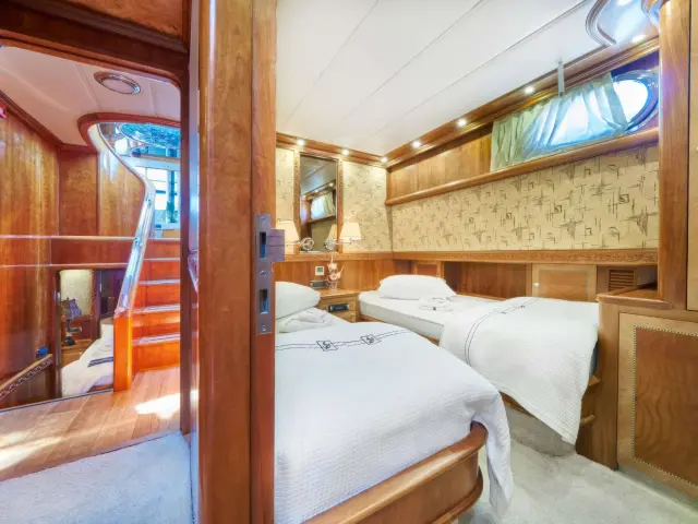 Yacht Lotus cabin