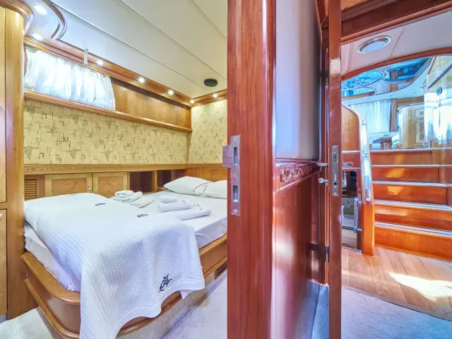 Yacht Lotus cabin