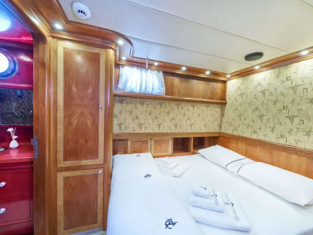 Yacht Lotus cabin