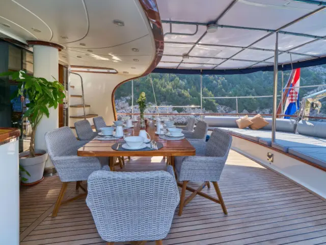 Yacht Lotus dining table