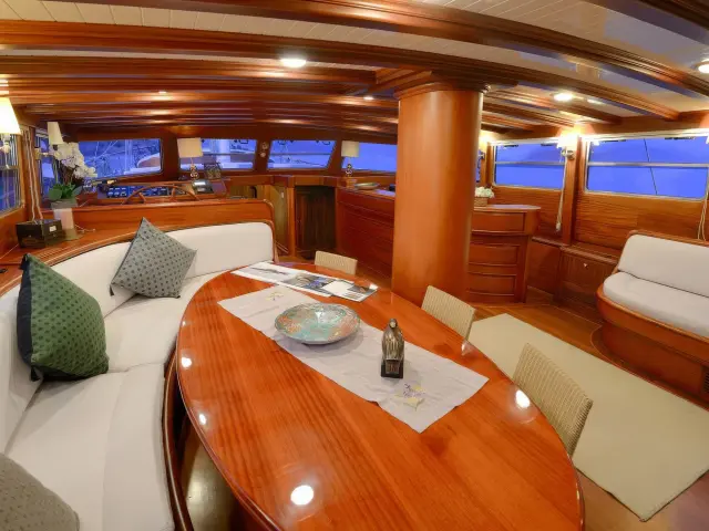 Yacht Ecce Navigo saloon