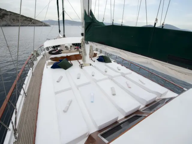Yacht Ecce Navigo deck
