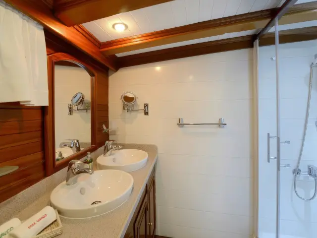 Yacht Ecce Navigo cabin