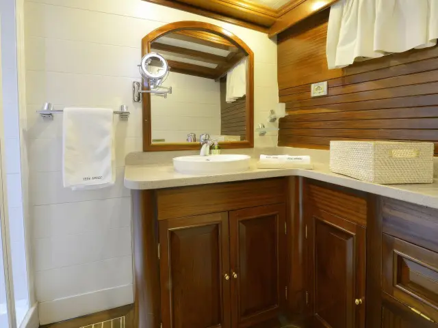 Yacht Ecce Navigo cabin bathroom