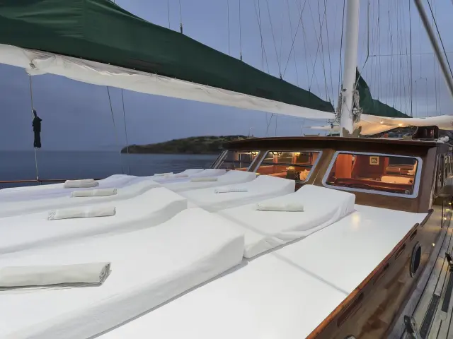 Yacht Ecce Navigo deck