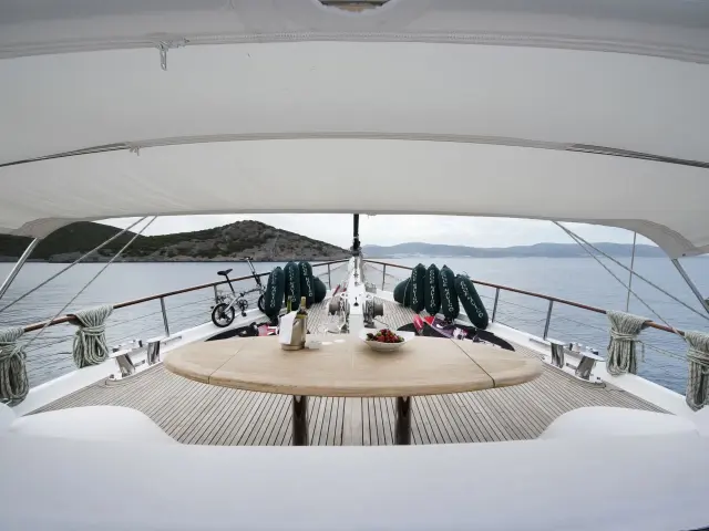 Yacht Ecce Navigo deck