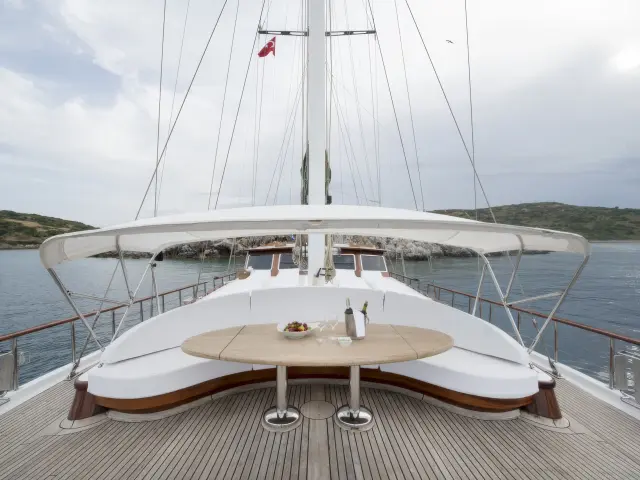 Yacht Ecce Navigo deck
