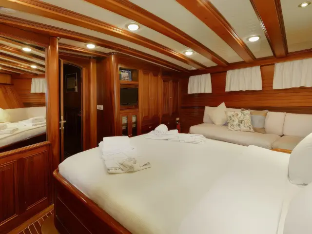 Yacht Ecce Navigo cabin