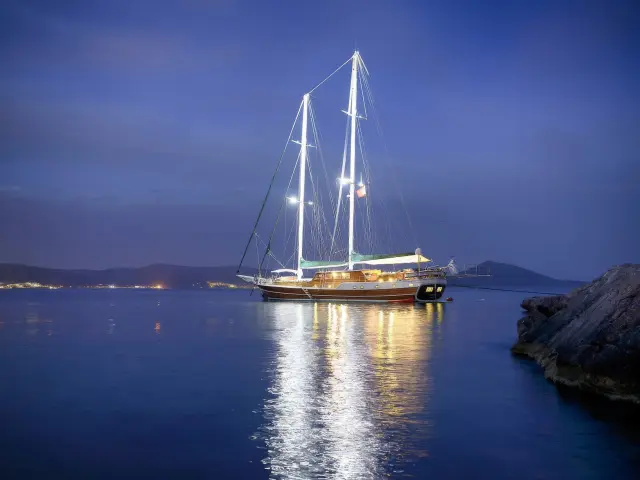 Yacht Ecce Navigo side view