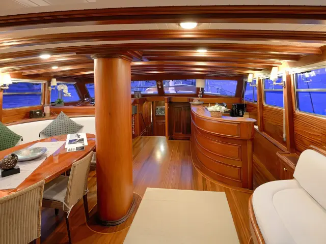 Yacht Ecce Navigo saloon