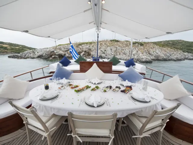 Yacht Ecce Navigo deck