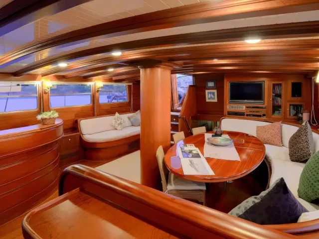 Yacht Ecce Navigo saloon