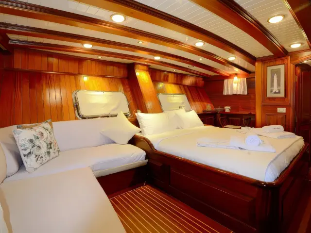 Yacht Ecce Navigo cabin