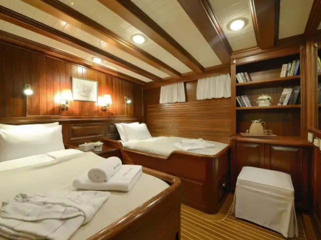 Yacht Ecce Navigo cabin