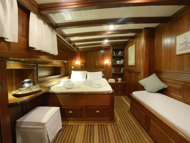 Yacht Ecce Navigo cabin