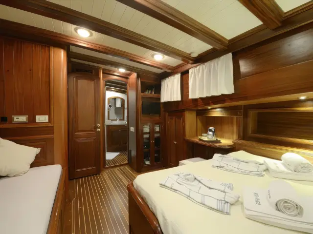 Yacht Ecce Navigo cabin