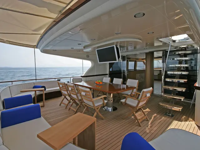Yacht Getaway dining table