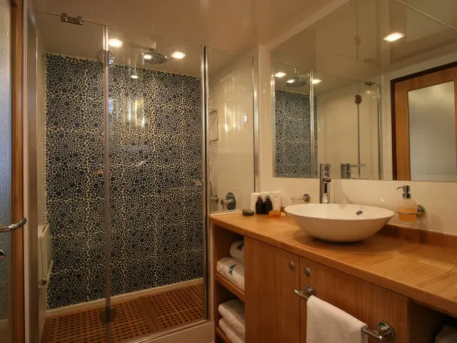 Yacht Getaway cabin bathroom