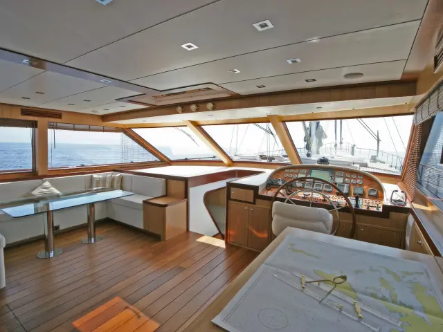 Yacht Getaway saloon