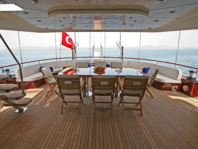 Yacht Getaway dining table