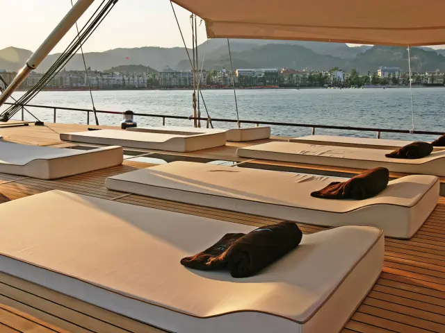 Yacht Getaway sunbeds