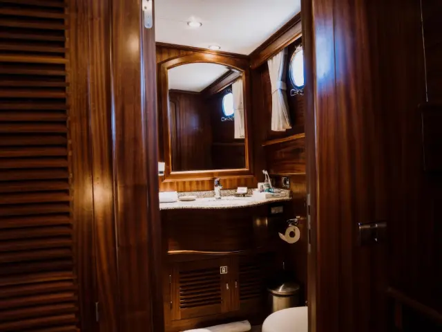 Yacht Capricorn 1 cabin bathroom