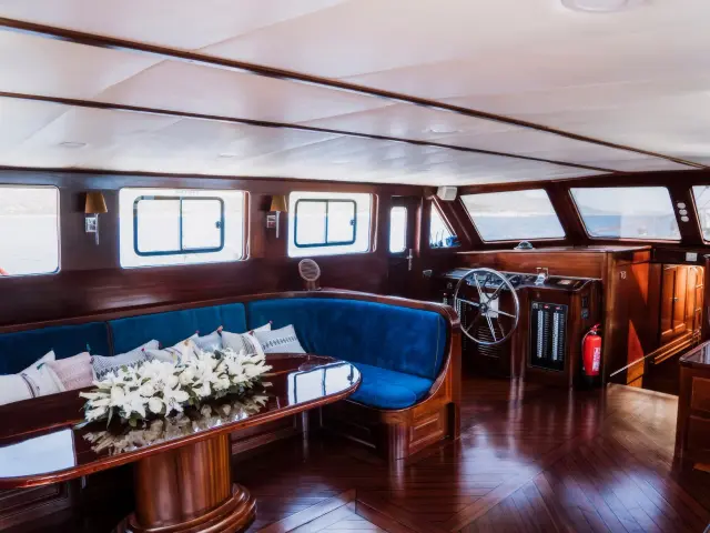 Yacht Capricorn 1 saloon