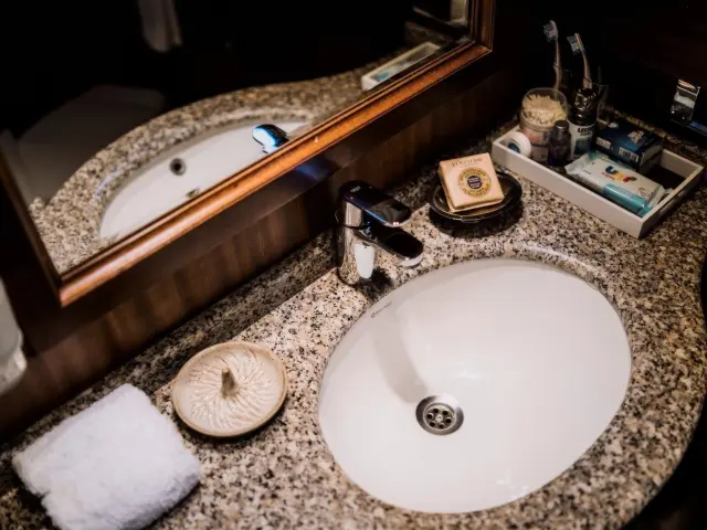 Yacht Capricorn 1 cabin bathroom