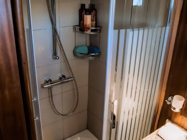 Yacht Capricorn 1 cabin bathroom