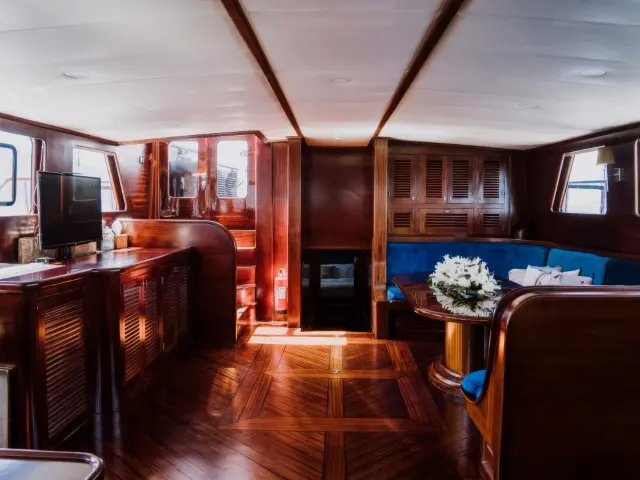 Yacht Capricorn 1 saloon