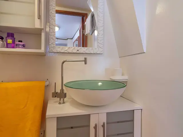 Yacht Romanca cabin bathroom