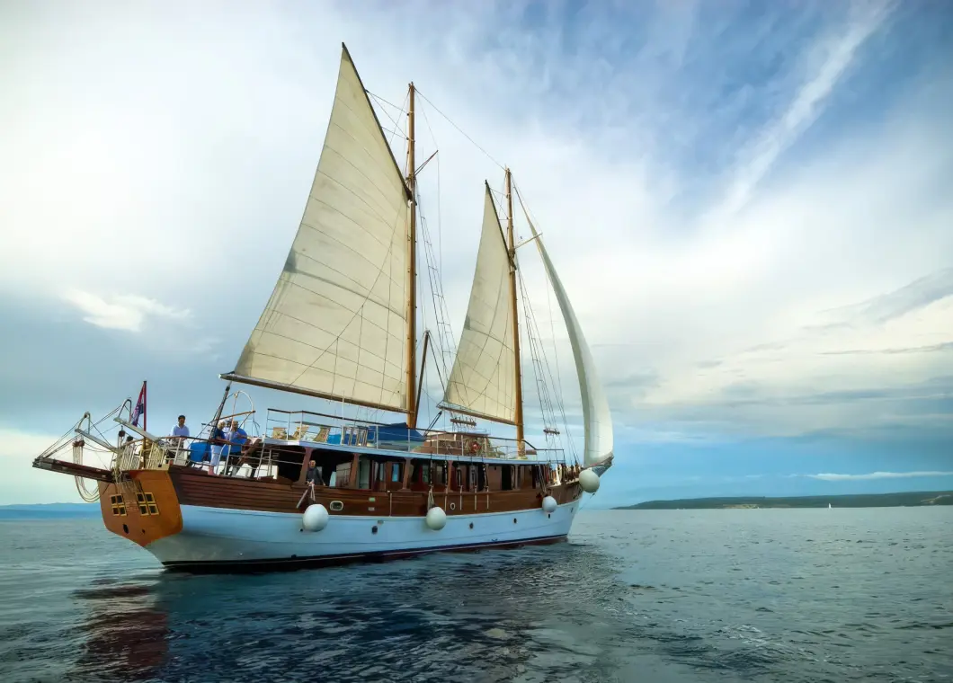 Yacht Romanca sailing