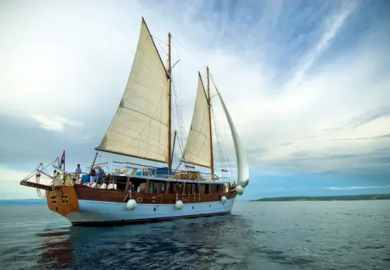 Yacht Romanca sailing